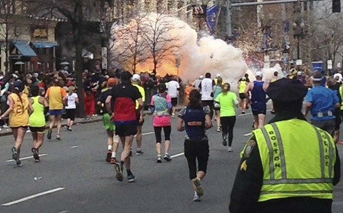 Security boosted following the explosions at the Boston Marathon - ảnh 1